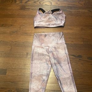 Onzie sports bra and leggings lilac leopard size xs